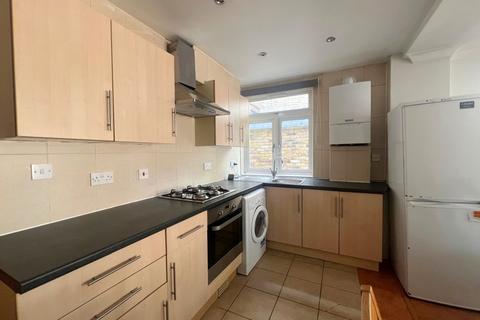 3 bedroom ground floor flat to rent, Tooting Bec Road, SW17