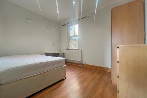 3 bedroom ground floor flat to rent, Tooting Bec Road, SW17