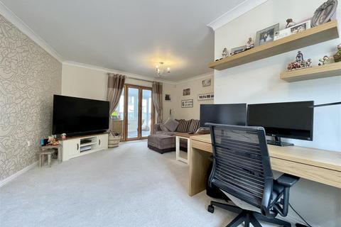 3 bedroom semi-detached house for sale, Siskin Drive, Bradford BD6