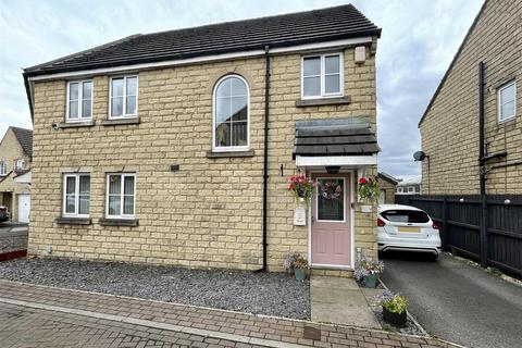 3 bedroom semi-detached house for sale, Siskin Drive, Bradford BD6