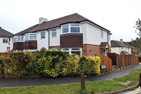 3 bedroom end of terrace house to rent, Batten Avenue, Woking GU21