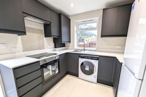 3 bedroom end of terrace house to rent, Batten Avenue, Woking GU21