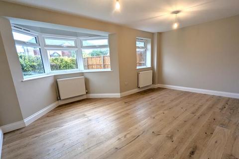 3 bedroom end of terrace house to rent, Batten Avenue, Woking GU21