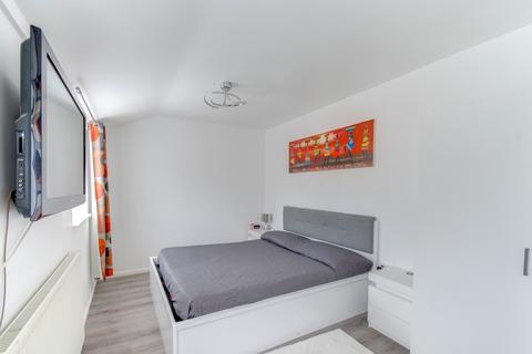 8 Batheaston Close, Birmingham, B38 9UL