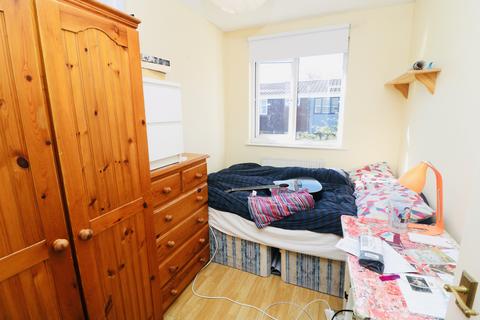 3 bedroom terraced house to rent, Larch Close, London SW12