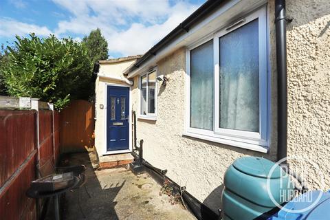 2 bedroom semi-detached bungalow for sale, Stradbroke Road, Lowestoft, NR33