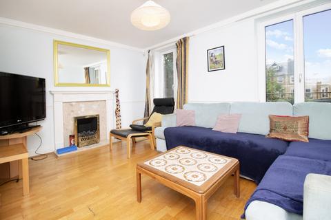 4 bedroom terraced house to rent, Clarence Mews, London, SE16