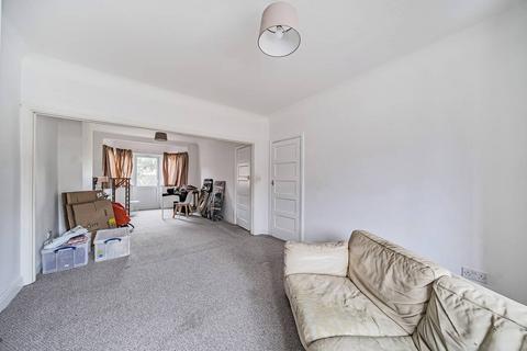 4 bedroom semi-detached house to rent, Cheyneys Avenue, Edgware, HA8