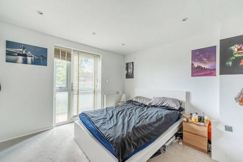 2 bedroom flat to rent, Garden Court, Stanmore, HA7