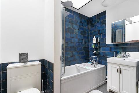5 Houghton Close, London, E8 3TQ