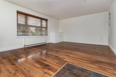 1 bedroom apartment to rent, Allnutts Road, Epping