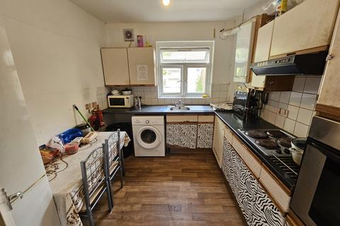 1 bedroom in a house share to rent, Earlham Grove, London E7