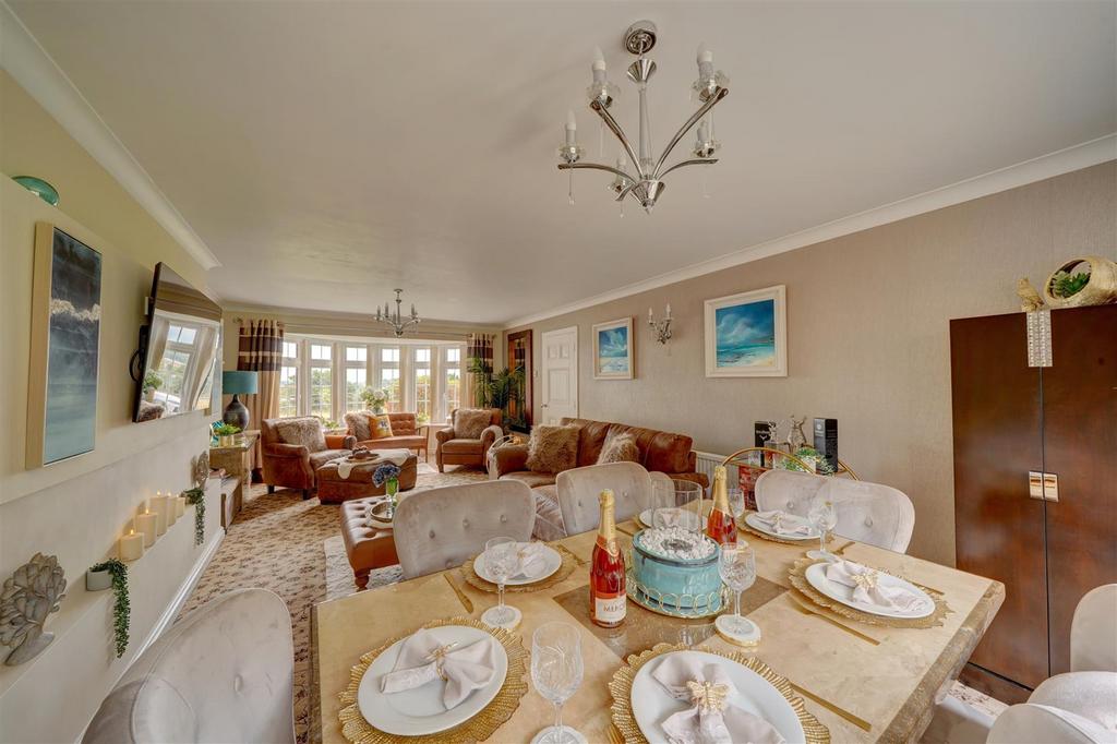 7 Cherrington Gardens (27).jpg