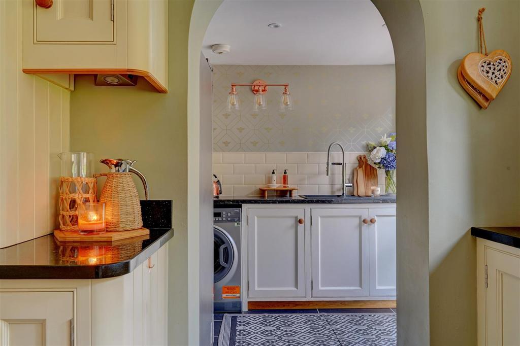 7 Cherrington Gardens (16).jpg