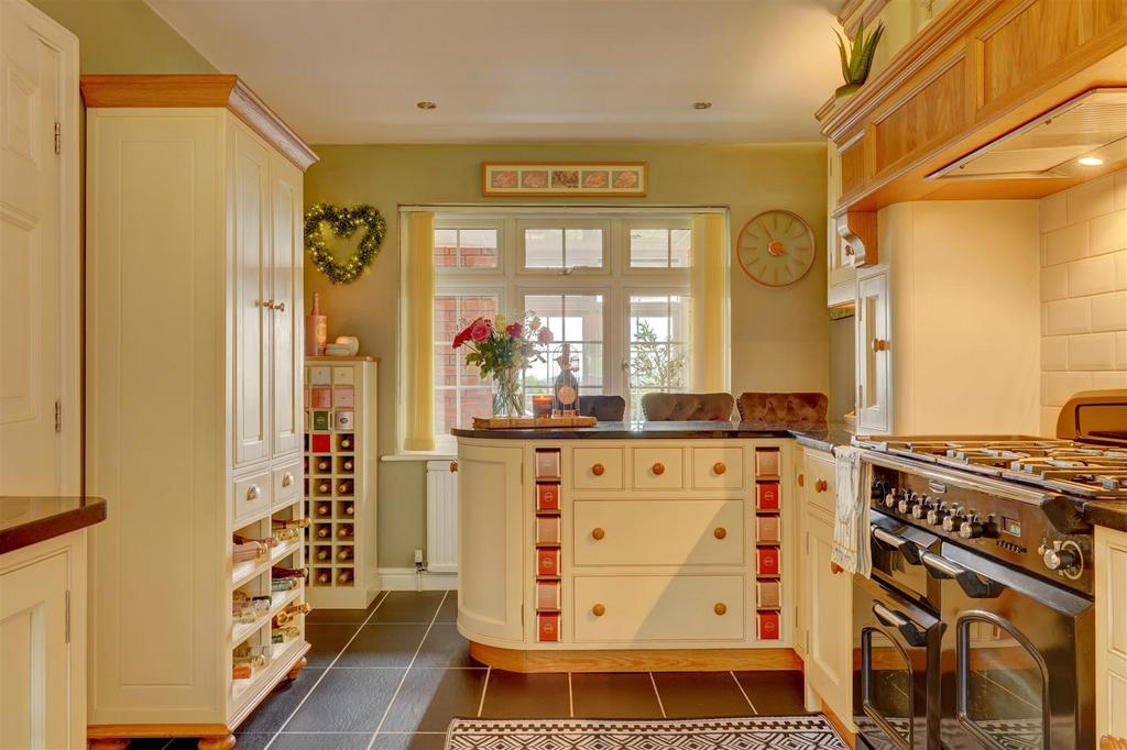 7 Cherrington Gardens (17).jpg