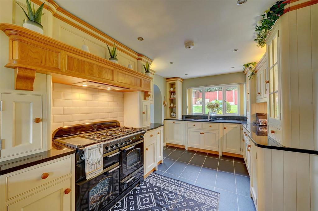 7 Cherrington Gardens (31).jpg