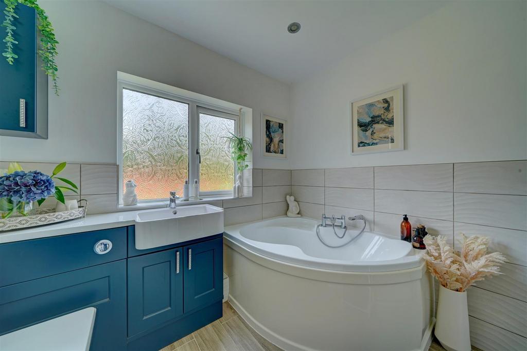 7 Cherrington Gardens (49).jpg