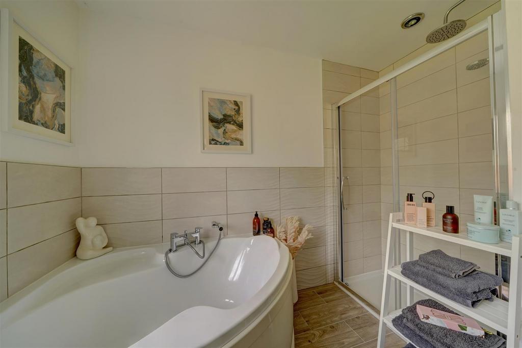 7 Cherrington Gardens (50).jpg