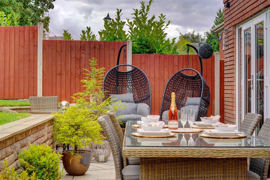 7 Cherrington Gardens (13).jpg