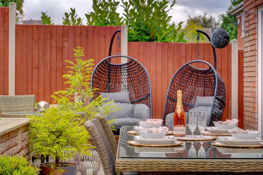 7 Cherrington Gardens (14).jpg