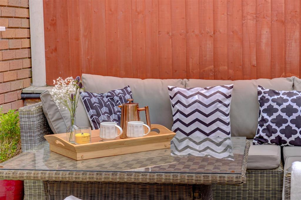 7 Cherrington Gardens (15).jpg