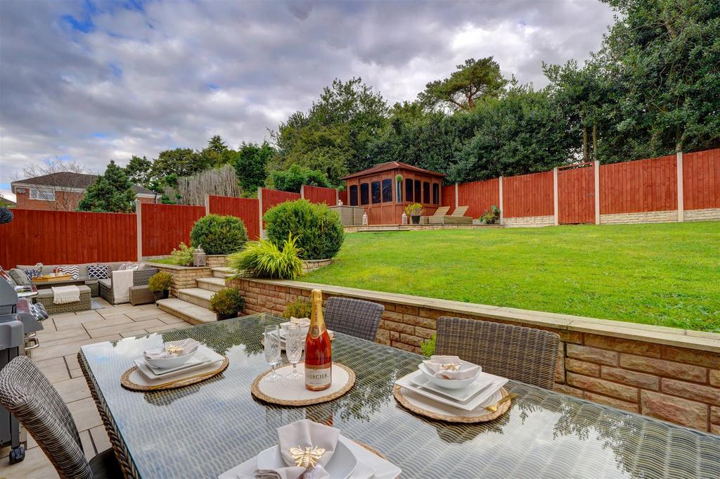 7 Cherrington Gardens (6).jpg