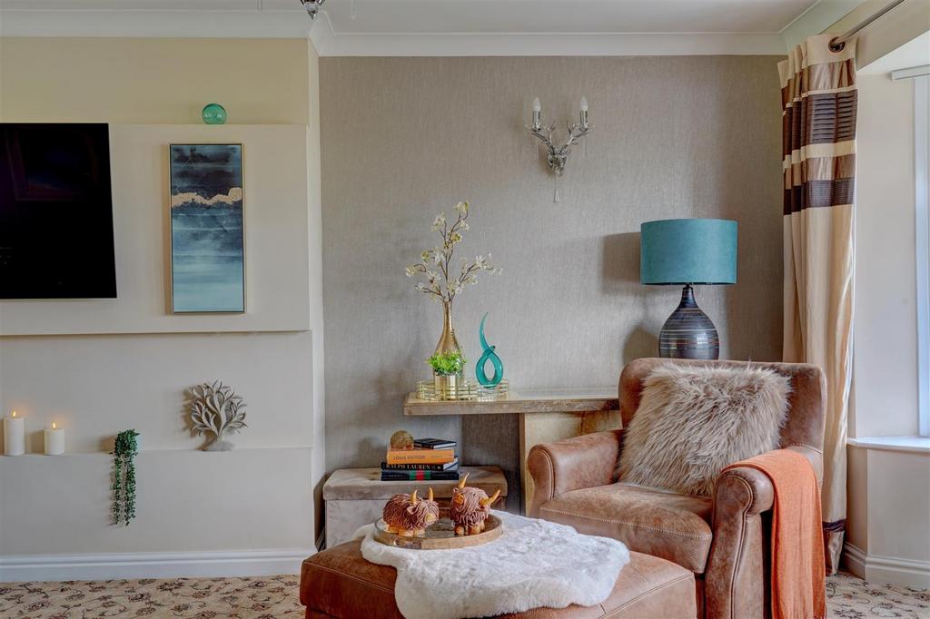 7 Cherrington Gardens (19).jpg