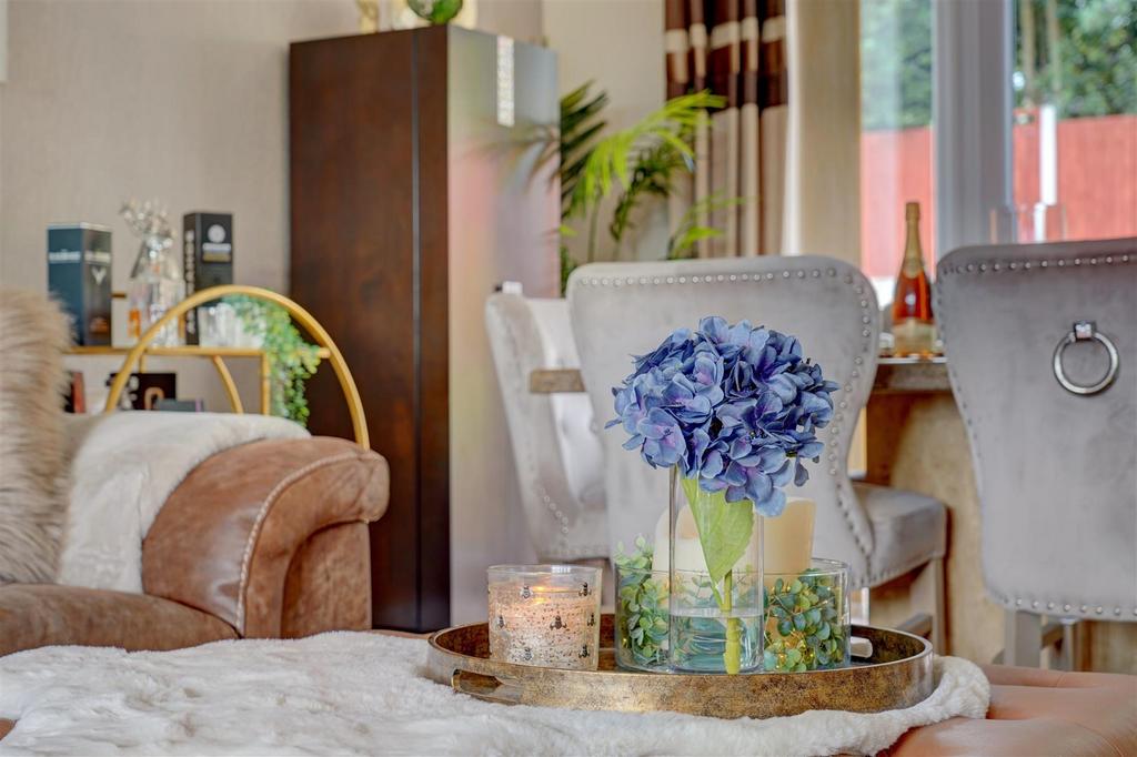 7 Cherrington Gardens (22).jpg