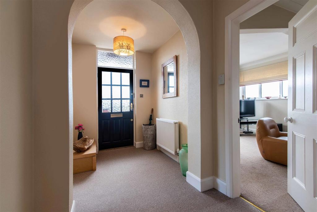 Private Road, Woodborough, Nottingham 5 bed detached house for sale £