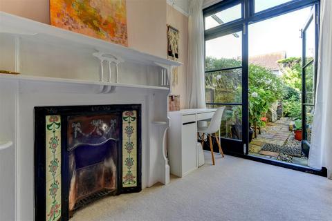 28 Alexandra Road, Worthing, BN11 2DU