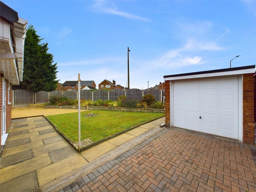 Garage &amp; Rear Garden