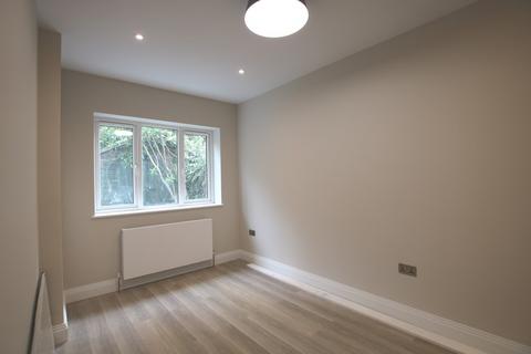 3 bedroom flat share to rent, Geary Road, London, NW10