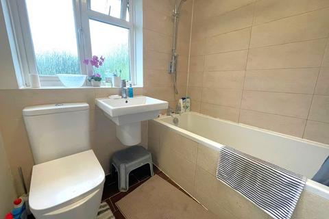 2 bedroom end of terrace house to rent, Kempton Avenue, Northolt