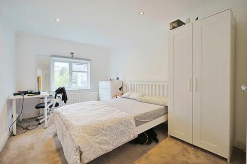 2 bedroom flat to rent, Bassein Park Road, W12