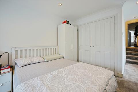 2 bedroom flat to rent, Bassein Park Road, W12