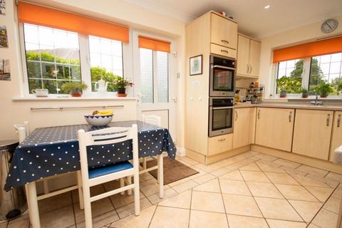 1 Pinecroft, Hutton Mount, Brentwood, CM13 2PG