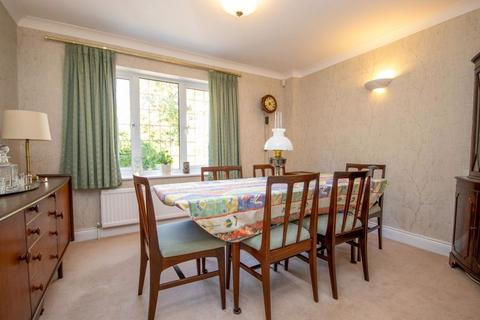 1 Pinecroft, Hutton Mount, Brentwood, CM13 2PG