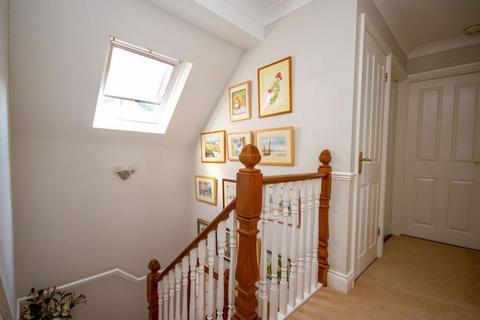 1 Pinecroft, Hutton Mount, Brentwood, CM13 2PG