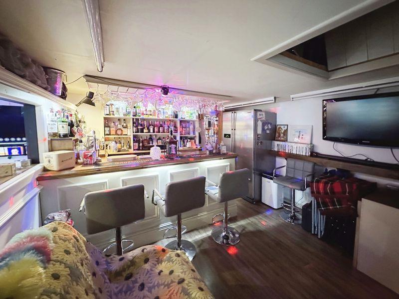 Outside Bar