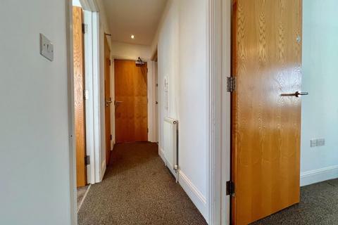 2 bedroom flat for sale, Queen Anne Terrace, North Hill, Plymouth. A fabulous and spacious 2 double bedroomed first floor flat with 2 ensuites.