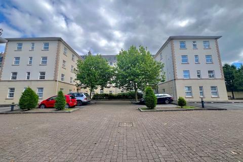 2 bedroom flat for sale, Emily Gardens, Greenbank, Plymouth. Fabulous 3rd floor 2 bedroomed flat with a LIFT and SPECTACULAR views! NO CHAIN !