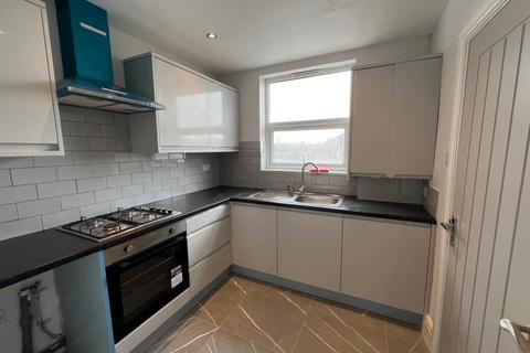 2 bedroom flat to rent, Woodford Avenue, Gants Hills, Ilford