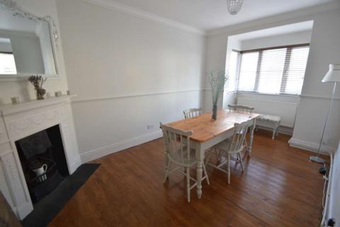 3 bedroom terraced house to rent, ADDLESTONE