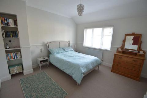 3 bedroom terraced house to rent, ADDLESTONE