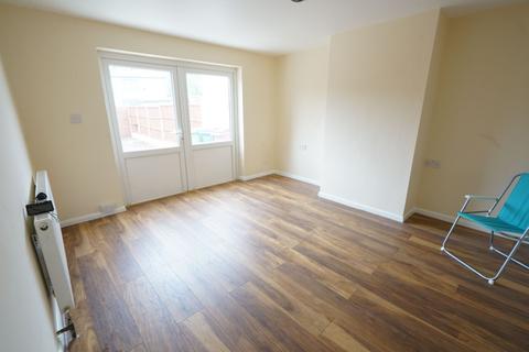 3 bedroom semi-detached house to rent, Southend Road, Grays