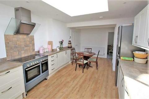 2 bedroom end of terrace house to rent, Horseshoe Road, Reading RG8