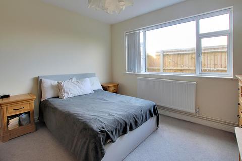 2 bedroom end of terrace house to rent, Horseshoe Road, Reading RG8