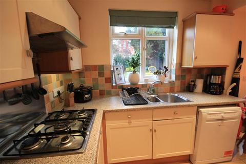 4 bedroom semi-detached house to rent, Woodcote Way, Reading RG4