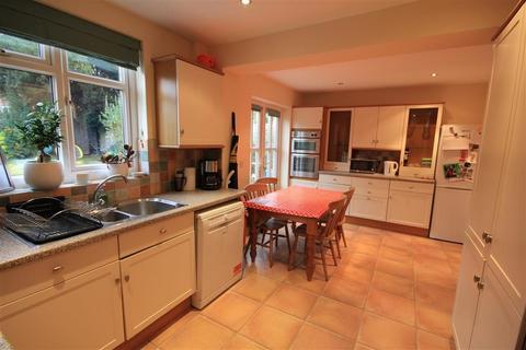 4 bedroom semi-detached house to rent, Woodcote Way, Reading RG4