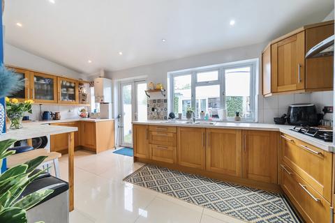 13 Pentlands Close, Mitcham, CR4 1HW